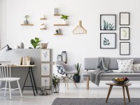 Wandgestaltung im Wohnzimmer mit Bildern und Regalen