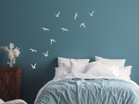 Wandgestaltung hinter dem Bett mit Vögeln