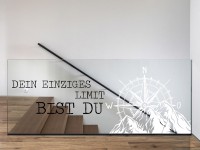 Wandtattoo Berge mit Spruch auf Glas