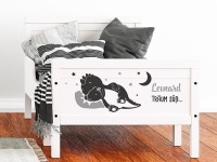 Wandtattoo Dinosaurier mit Name auf dem Bett