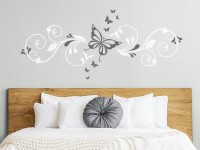 Wandtattoo Ornament mit Schmetterlingen im Schlafzimmer
