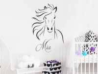 Wandtattoo Wildes Pferd mit Wunschname im Babyzimmer