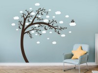 Wandtattoo Wolken Baum im Kinderzimmer auf dunkler Wand