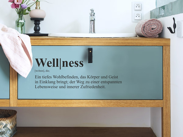 Wandtattoo Wellness Definition auf Badschrank