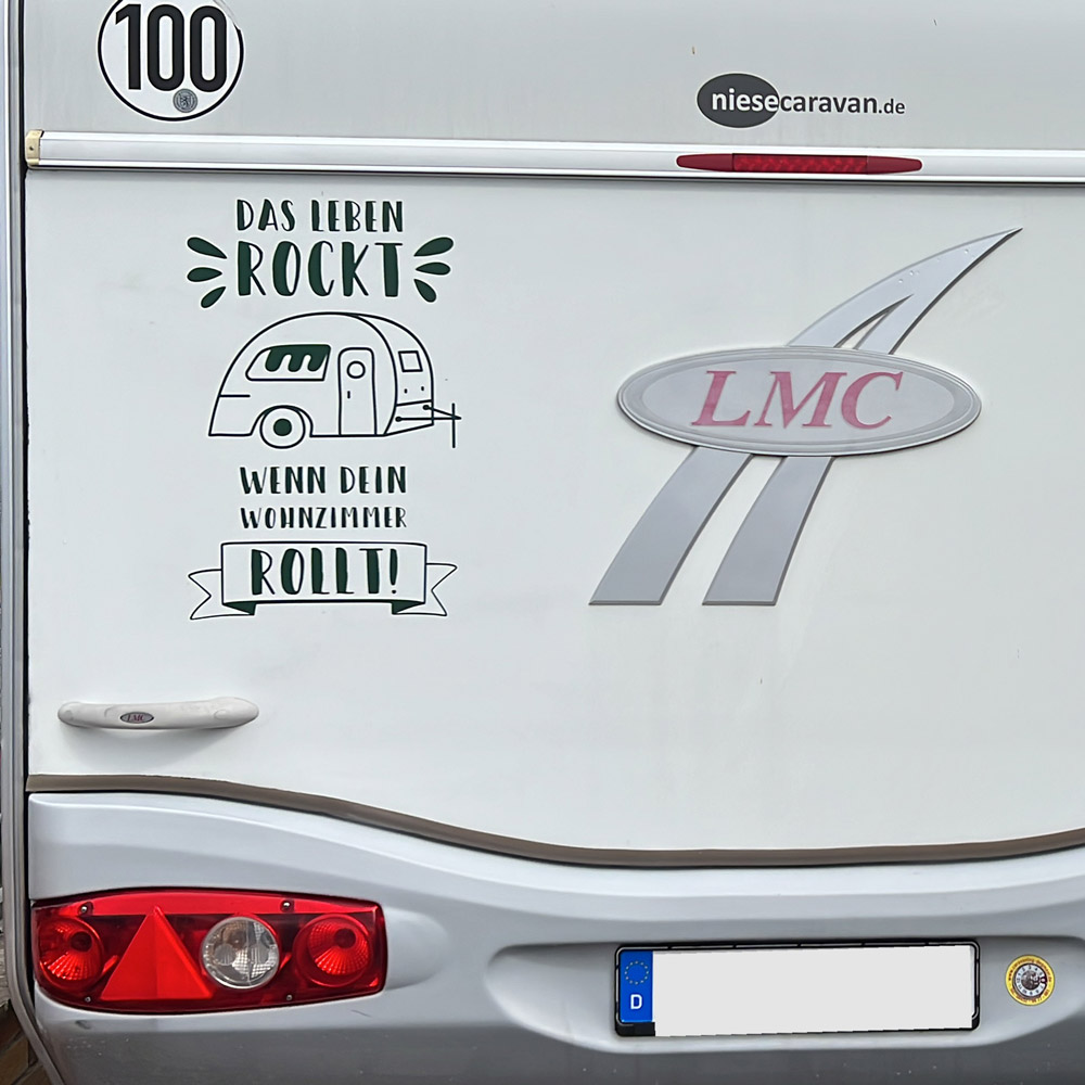 Das Leben rockt, wenn dein Wohnzimmer rollt mit Wohnwagenmotiv am Caravanheck