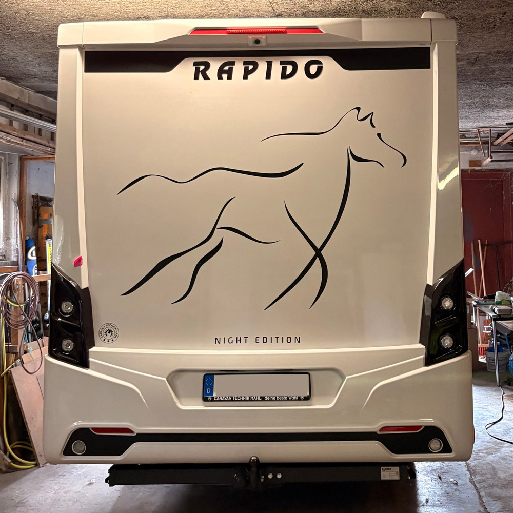 Galoppierendes Pferd als Linienmotiv am Heck eines Wohnmobils