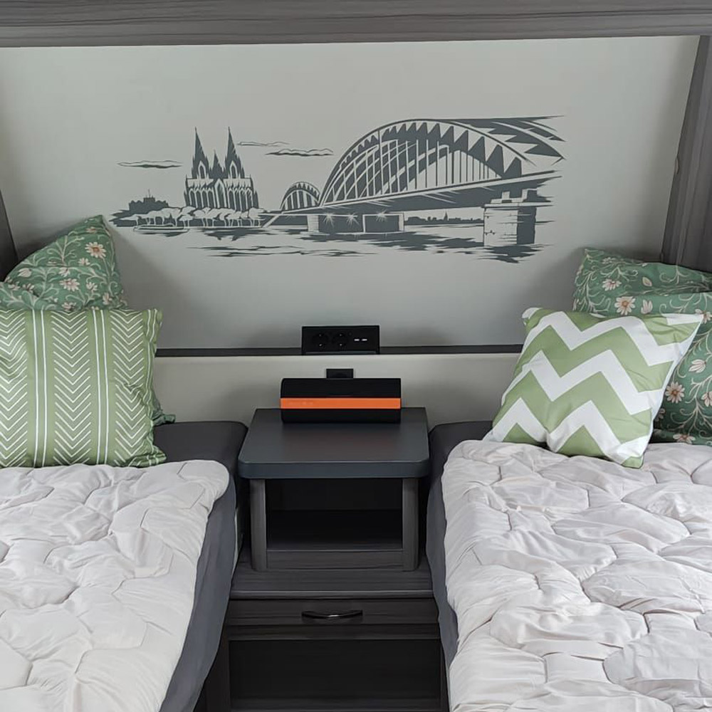 Kölner Dom und Hohenzollernbrücke über dem Schlafplatz im Wohnmobil