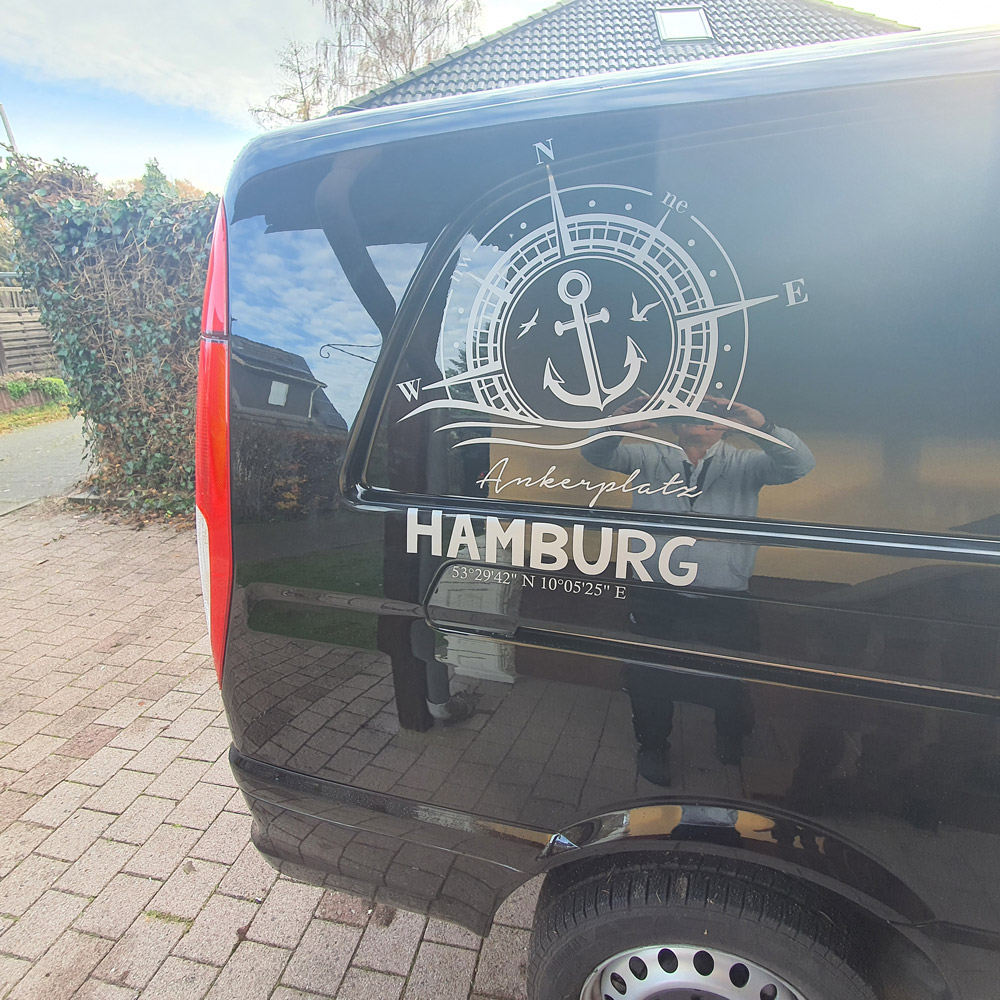 Kompass mit Anker, Wunschort Hamburg und Koordinaten an einem schwarzen Van