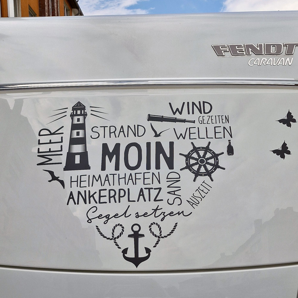 Moinherz mit Leuchtturm, Anker und maritimen Worten an einem Wohnwagen