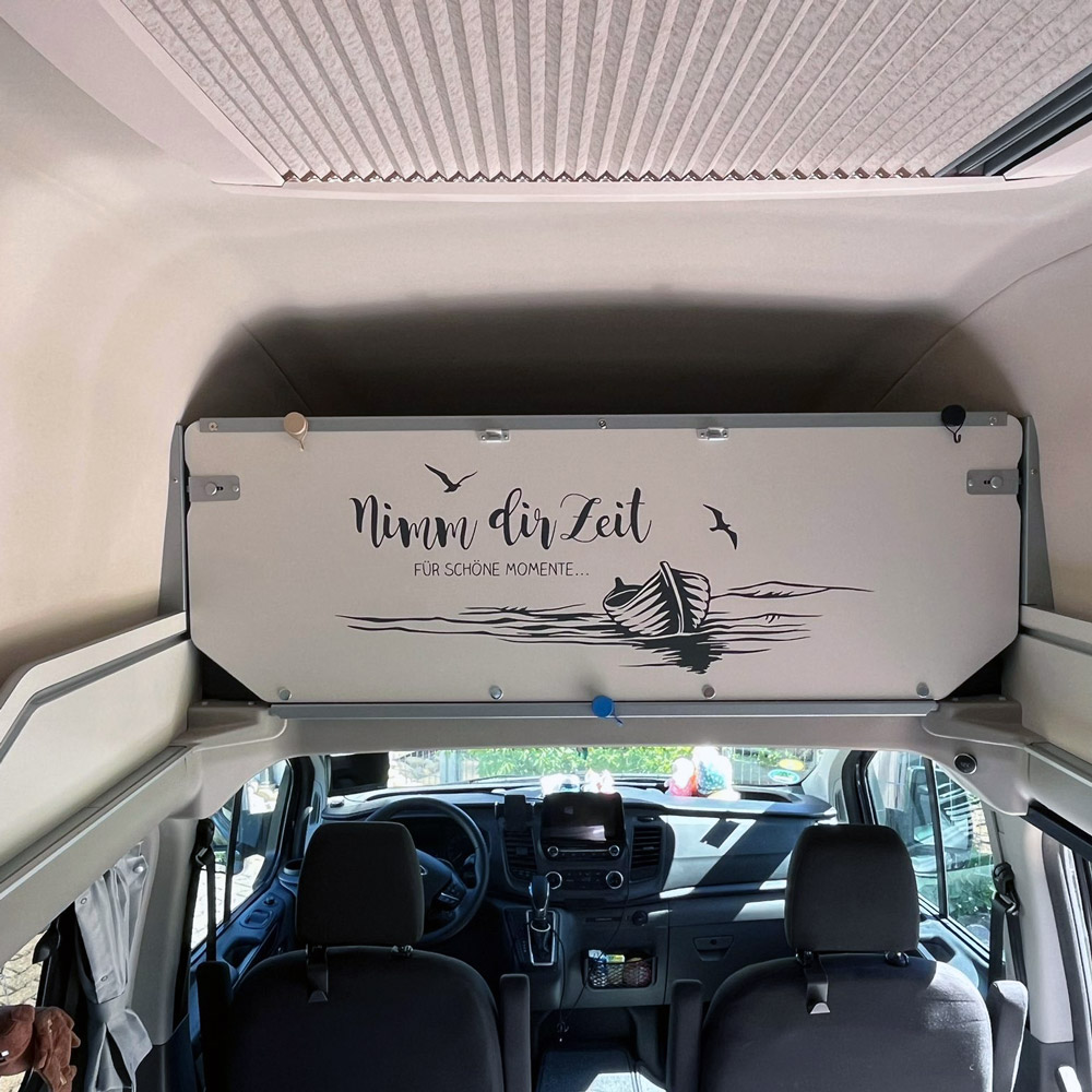 Nimm dir Zeit für schöne Momente mit einem Boot am Hubbett im Wohnmobil
