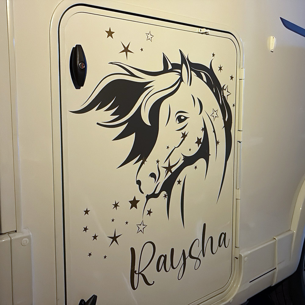Pferdekopf mit Sternen und dem Namen Raysha auf einer Wohnmobilklappe