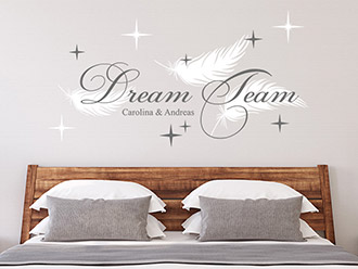 Wandtattoo Dream Team mit Federn und Namen