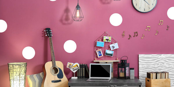 Wandtattoo Weiße Punkte, pinke Wand