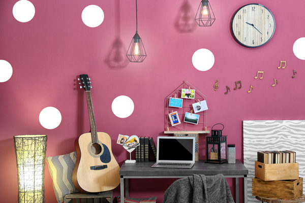 Wandtattoo Weiße Punkte, pinke Wand