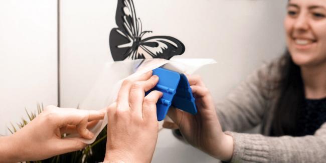 wandtattoo-auf-spiegel-anbringen