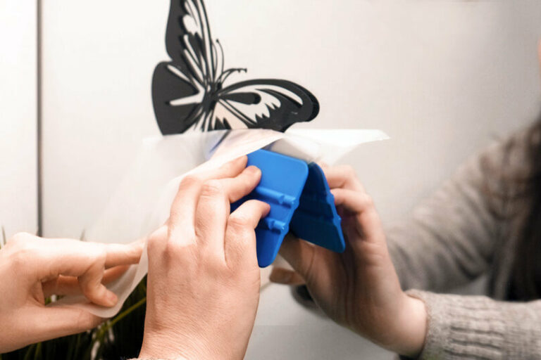 wandtattoo-auf-spiegel-anbringen