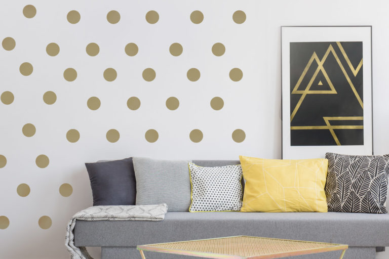 wand-mit-goldenen-punkten