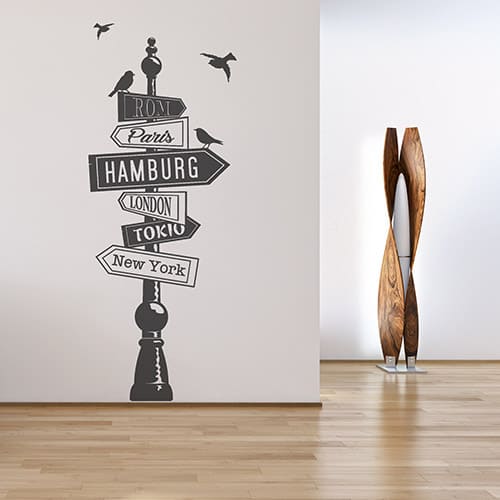 Wegweiser-Wandtattoo mit Städtenamen und Vögeln im Flur