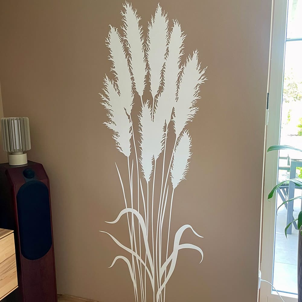 Weißes Wandtattoo Hohes Schilfgras auf einer braunen Wand neben dem Fenster
