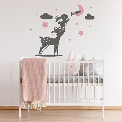 Wandtattoo mit Reh, Hase, Mond und Sternen über einem Babybett