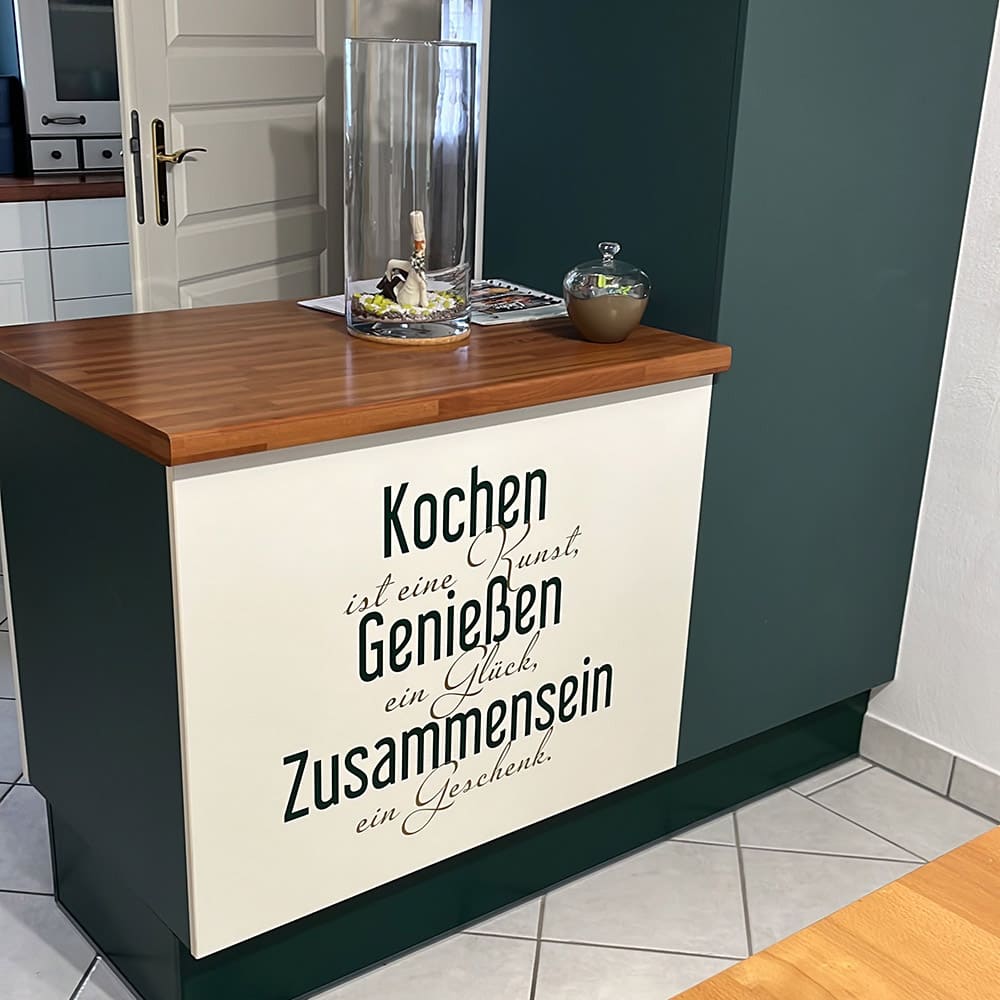 Wandtattoo Kochen ist eine Kunst auf einer hellen Küchenfront