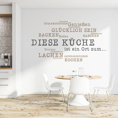 Küchen-Wandtattoo mit Spruch über Kochen und Genießen neben einem Esstisch