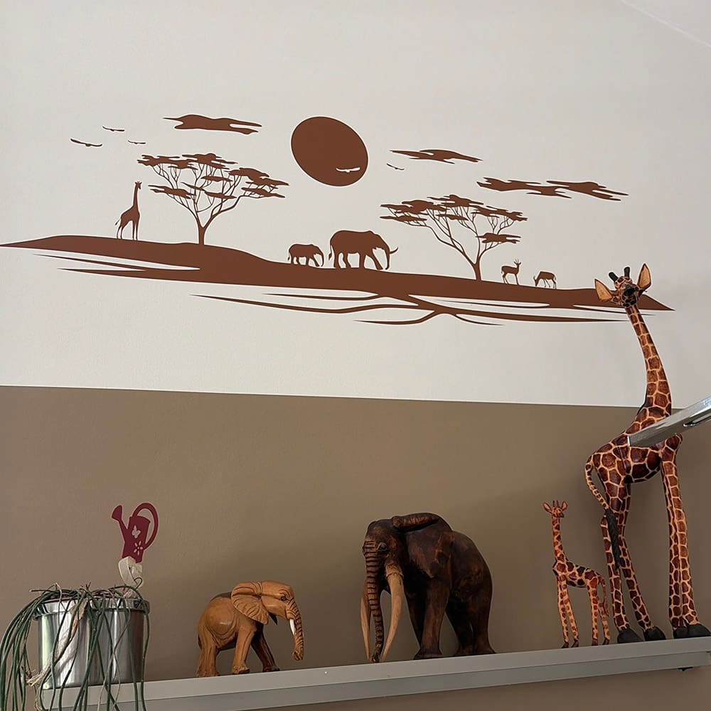 Braunes Wandtattoo mit afrikanischer Landschaft, Elefanten, Giraffe und Akazien über einem Regal