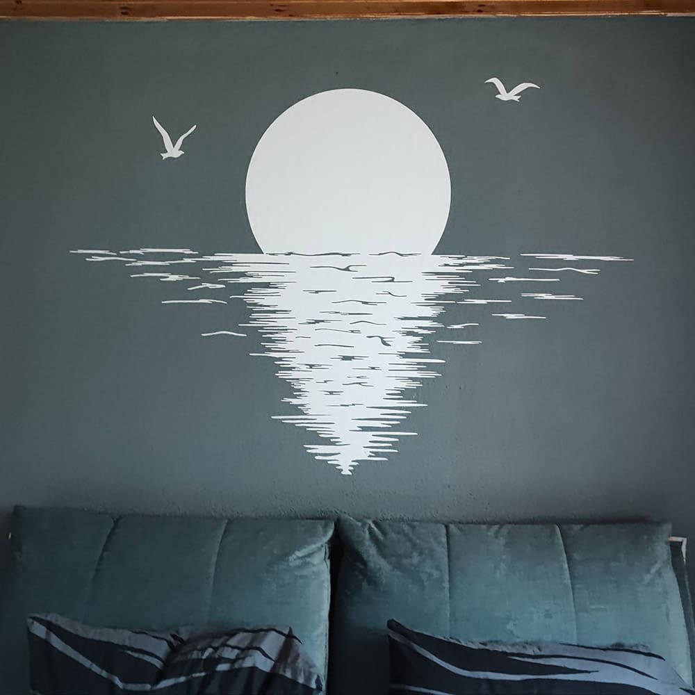 Weißes Wandtattoo Romantischer Sonnenaufgang auf einer dunklen Wand über dem Bett