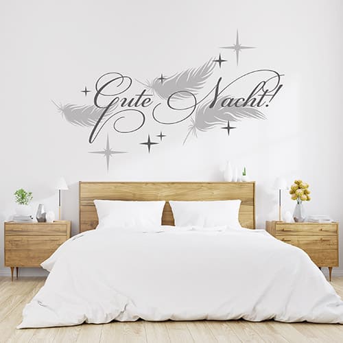 Gute-Nacht-Wandtattoo mit Federn und Sternen über einem Doppelbett
