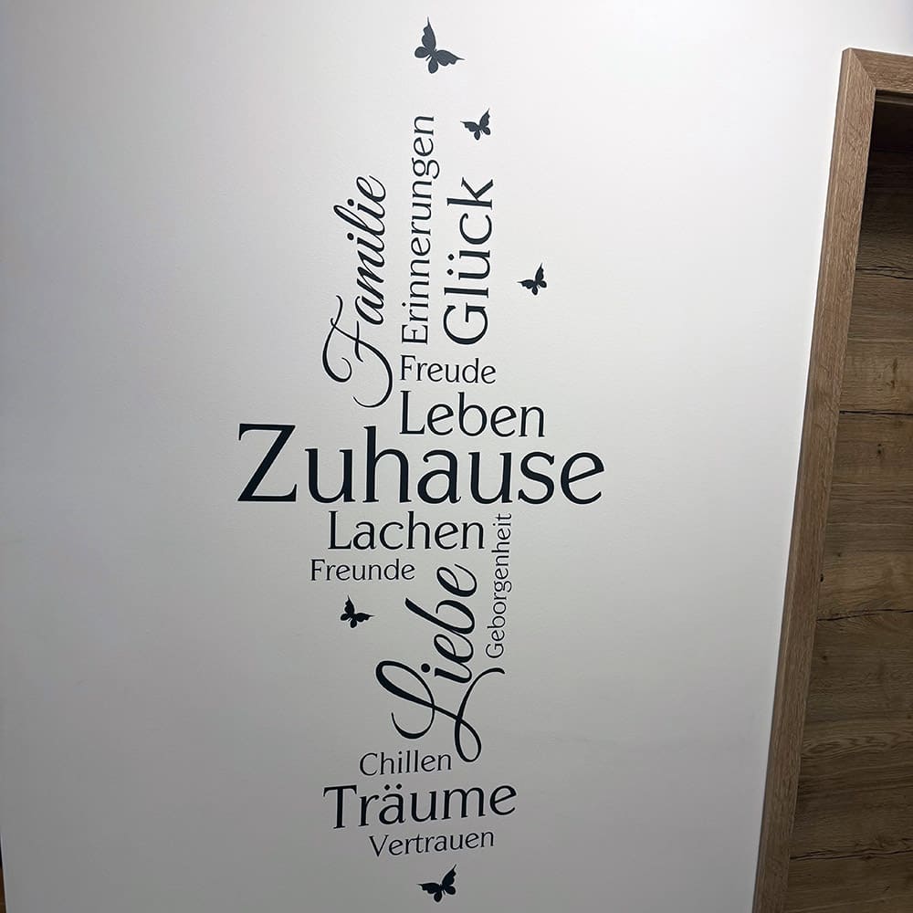 Wandtattoo Zuhause Begriffe mit Schmetterlingen an einer hellen Flurwand